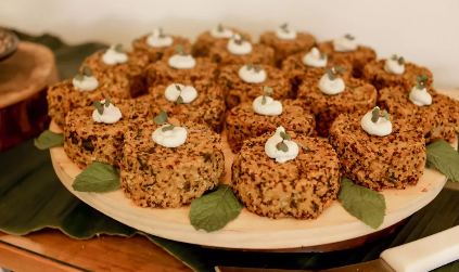Bolinhos vegetais finalizados com creme
