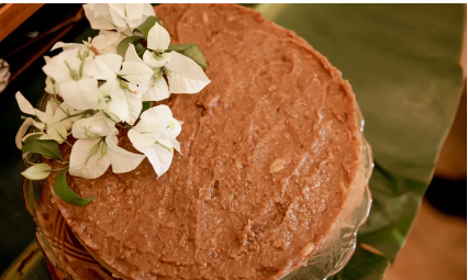 Bolo de cacau decorado com flores brancas